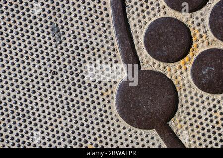Struktur der Kanalabdeckung. Nahaufnahme Hintergrund. Draufsicht. Stockfoto