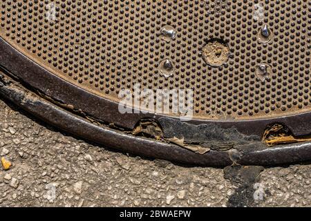 Kanalabdeckung auf der Asphaltstruktur. Nahaufnahme Hintergrund. Draufsicht. Stockfoto