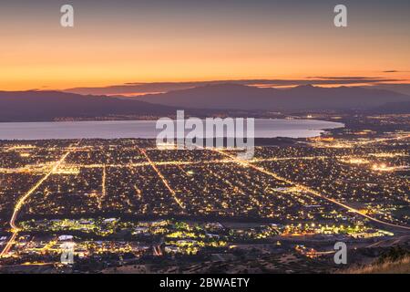 Provo, Utah, USA Blick auf die Innenstadt vom Aussichtspunkt in der Dämmerung. Stockfoto