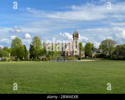Steinbrecher Dorf Blick auf die Kirche von leeren Spielplatz Stockfoto