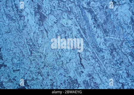 Blau spritzte trockene Farbe auf der Straße. Textur der Draufsicht. Stockfoto