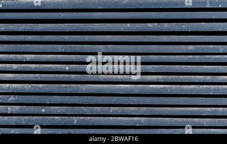 Struktur des Belüftungsgrills aus Metall. Hintergrund abgestreift. Stockfoto