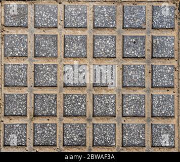 Bürgersteig Hintergrund. Graue quadratische Fliesen. Nahtlose Textur. Draufsicht. Stockfoto