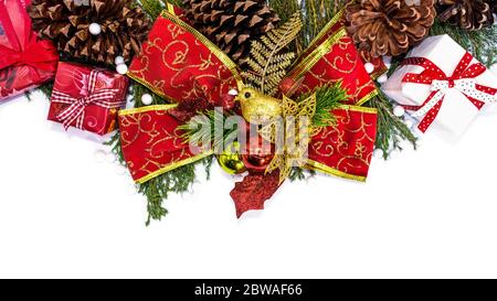 Weihnachtshintergrund mit Tannenzapfen, Tannenzweigen, Geschenkbox und Dekoration auf weißem Hintergrund. Draufsicht mit Kopierbereich. Stockfoto