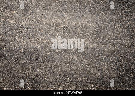 Asphalt Straße Textur mit Sand bedeckt Stockfoto