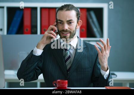 Wütend Geschäftsmann am Telefon fluchen Stockfoto