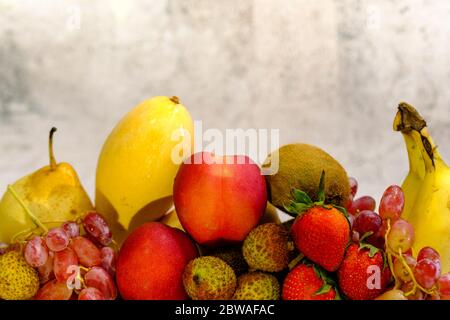 Auswahl an exotischen Früchten in Metallkorb isoliert auf weiß Stockfoto