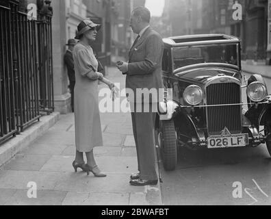 Nach der Taufe des Kleinkindes von Lord and Lady Aberconway in der St. Stephen's Chapel, House of Commons, London, spricht Frau WG Constable mit Herrn Osbert Sitwell. Persönlichkeiten 3 Juli 1934 Stockfoto