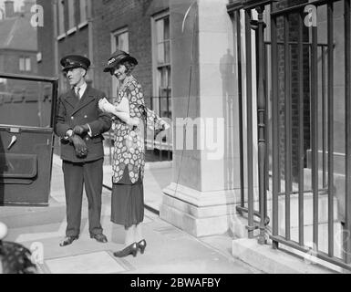 Nach der Taufe des Säuglings Sohn von Lord und Lady Aberconway in St. Stephen ' s Chapel, House of Commons, London, die ehrenwerte Frau Nall-Cain jetzt Lady Brocket. Juli 1934 Stockfoto