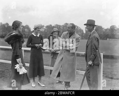 Hurlingham Polo Club London , 5. Royal Inniskilling Dragoon Guards gegen 7. Königinnen auf Hussaren Frau Sheppard , Miss Brenda Gannon , Frau und Kapitän Sangster und Kapitän Walford 17. Juni 1935 Stockfoto