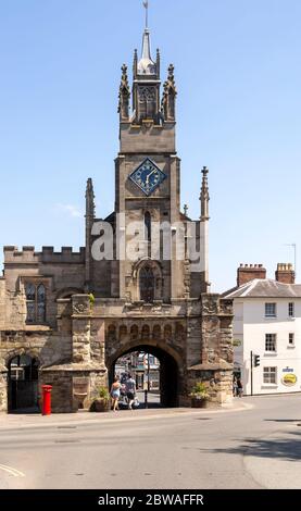 East Gate und St. Peter’s Chapel, Warwick, Warwickshire, England, Großbritannien Stockfoto