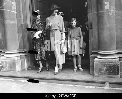 Bei der Taufe des Kindleins des Herrn und der Frau Aberconway. Frau Valentine Fleming und Frau Valerie Fleming 3. Juli 1934 Stockfoto