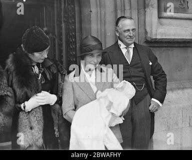 Die Taufe fand in der Krypta des Unterhauses der Kindstochter von Lord und Lady Fermoy statt. Ihre Majestät die Königin stand als Sponsor. Foto zeigt; die Szene nach der Taufe, Lady Fermoy ist neben der Krankenschwester und ihre Tochter mit Lord Fermoy extreme links zu sehen. Oktober 1934 Stockfoto