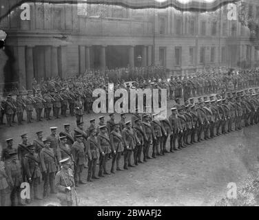 Lord Kitchener inspiziert die City of London National Guards . Lord Kitchener 24. Juni 1850 - 5. Juni 1916 Stockfoto