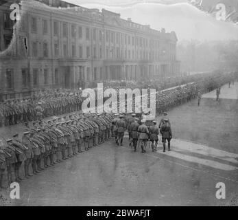 Lord Kitchener (24. Juni 1850 - 5. Juni 1916) inspiziert die City of London National Guards . Datum unbekannt, aber vor dem 5. Juni 1916 Stockfoto