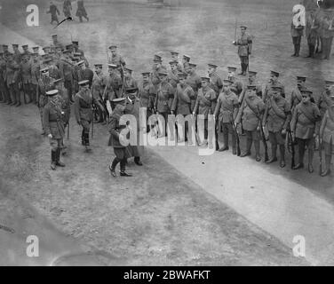 Lord Kitchener (24. Juni 1850 - 5. Juni 1916) inspiziert die City of London National Guards . Datum unbekannt, aber vor dem 5. Juni 1916 Stockfoto