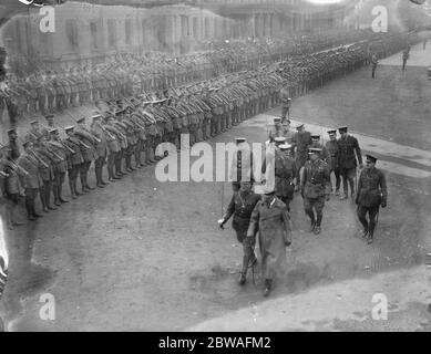 Lord Kitchener inspiziert die City of London National Guards . Lord Kitchener 24. Juni 1850 - 5. Juni 1916 Stockfoto