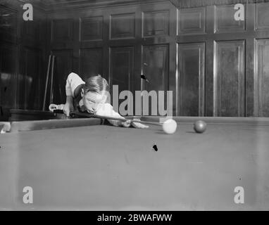 Jungen Billard-Meisterschaft in der Burwat Hall , Soho Square Donald Cruickshank ( South Shields ) , Gewinner 4 Januar 1934 Stockfoto