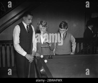 Boys Billiards Championship in der Burwat Hall, Soho Square Miss Eva Collins, der Schiedsrichter, wiegt die Bälle vor dem Spiel zwischen Jack Briggs (von Leeds) links, und J T Wright (Leicester) 28. Dezember1933 Stockfoto