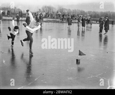 Skating Championships at Bury Lake Rickmansworth Bobby Redburn , 10 Jahre alt und Fred J Bennett, die in der 1/4 mille Bobby Redburn konkurrierten, gewannen ihren Lauf 1933 Stockfoto