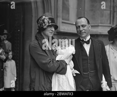 Die Taufe der Kleinkindtochter von Herrn HG Williams , MP , fand heute im Unterhaus Kryptkapelle . Abgebildet sind Herr und Frau Williams und Baby Rosemary . 10 Mai 1927 Stockfoto
