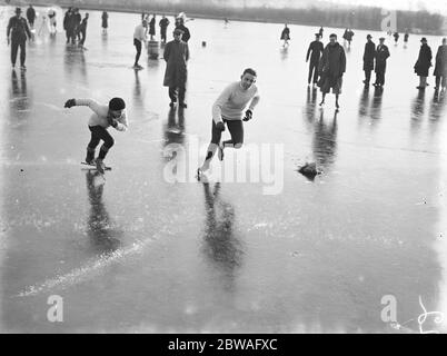 Skating Championships at Bury Lake Rickmansworth Bobby Redburn , 10 Jahre alt und Fred J Bennett, die in der 1/4 mille Bobby Redburn konkurrierten, gewannen ihren Lauf 1933 Stockfoto