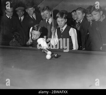 Jungen Billard-Meisterschaft in der Burwat Hall, Soho Square Donald Cruickshank (South Shields), im Spiel. Der Gewinner und Arthur Poulter ( Thornton Heath ) 4. Januar 1934 Stockfoto