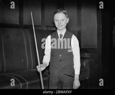 Jungen Billard-Meisterschaft in der Burwat Hall , Soho Square Donald Cruickshank ( South Shields ) , Gewinner 4 Januar 1934 Stockfoto