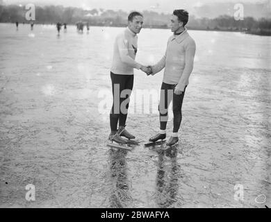 Skating Championships at Bury Lake Rickmansworth Robert Wyman ( links ) , Gewinner der Viertelmeile Meisterschaft und brach auch den Rekord , indem sie von S W Spry , der zweite beendet gratuliert 15 Dezember 1933 Stockfoto