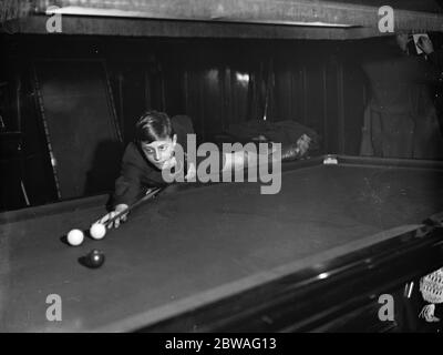 Jungen Billard Meisterschaft in der Burwat Hall , Soho Square Jack Briggs , im Alter von 14 von Leeds 1933 Stockfoto