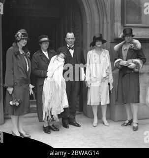 Die Taufe der Kleinkindtochter von Herrn HG Williams , MP , fand heute im Unterhaus Kryptkapelle . Abgebildet ist die Tauffeier mit Herrn und Frau Williams und Baby Rosemary . 10 Mai 1927 Stockfoto