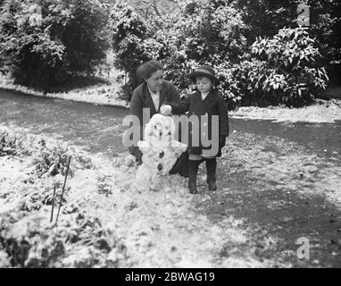 Viscount Cranley, Lord Onslow 's Sohn, macht Bildnis des Kaisers im Schnee am Clandon Park. Dezember 1916 Stockfoto