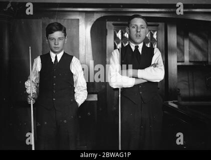 Jungen Billard-Meisterschaft in der Burwat Hall , Soho Square George Cooper ( links ) und Lawrence Steeples , die Finalisten 3 Mai 1924 Stockfoto