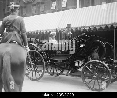 König Geroge V. und Königin Mary bei der Grundsteinlegung der neuen London School of Economics am Clarke Market Stockfoto