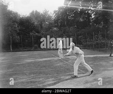 Der Bischof von London spielt Tennis im Fulham Palace. 26. Januar 1922 Stockfoto