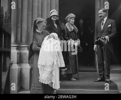 Taufe von Säugling Sohn von Capt und Frau Alastair Campbell in St James, Spanish Place. Krankenschwester und Baby, Frau Campbell, Prinzessin Louise Herzogin von Argyll, Kapitän Alastair Campbell. 16. April 1926 die Prinzessin Louise (geboren Louise Caroline Alberta, auch Marchioness of Lorne und Herzogin von Argyll durch Heirat bekannt; 18. März 1848 - 3. Dezember 1939) war ein Mitglied der britischen Königsfamilie, das sechste Kind und vierte Tochter von Königin Victoria Stockfoto