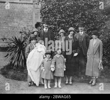 Taufe in Wilton Marsh, in der Nähe von Westbury, des Säuglings Sohn von Herrn Charles und Lady Sybil Phipps. Lady Sybil Phipps und ihre beiden Töchter Eileen und Clare. 25. Oktober 1925 Stockfoto