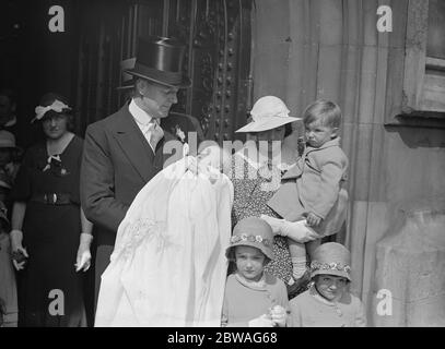 Taufe der Kleinkindtochter von Herrn Harold Sutcliffe M . P ( Rochdale ) in der Krypta des Unterhauses Herr und Frau Sutcliffe mit ihren drei anderen Kindern und dem Baby 1. Juni 1933 Stockfoto