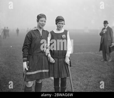 Internationale Hockey in Merton Abbey Fraulein Hambrook ( Harvestehude , Deutschland ) und Miss Begbie ( England ) 7 Oktober 1927 Stockfoto