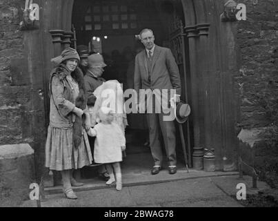 Lord und Lady Gorell nach der Taufe ihres Sohnes in Christ Church, Kensington. November 1927 Stockfoto