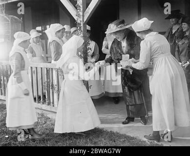 Prinzessin Louise präsentiert Souvenirs an Krankenschwestern im Chailey Heritage 25. März 1920 die Prinzessin Louise (geboren Louise Caroline Alberta, auch bekannt als Marchioness of Lorne und Herzogin von Argyll durch Heirat; 18. März 1848 - 3. Dezember 1939) war ein Mitglied der britischen Königsfamilie, das sechste Kind und die vierte Tochter von Königin Victoria. Stockfoto