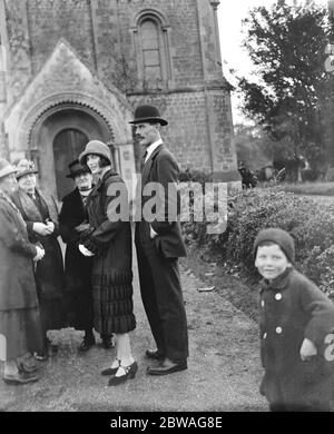 Herr Charles und Lady Sybil Phipps bei der Taufe ihres kleinen Sohnes in der Wilton Marsh Pfarrkirche, in der Nähe von Westbury. 25. Oktober 1925 Stockfoto