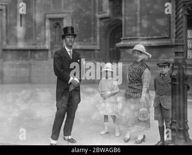 Bei der Taufe des Säuglingssohnes von Sir Harry Newton im Haus der gemeinsamen Krypta-Kapelle . Madame Lo und ihre Kinder, die mit Ivor Grantham eintreffen Stockfoto