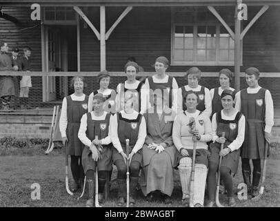 England Damen Hockey Team für die Südafrika-Tour in Merton Abbey, London. Von links nach rechts stehend , Miss M Wynn-Evans , Miss H A Beebie , Miss F Jackson , Miss J Brown , Miss B Neweel , Miss C M Coad , Miss B Hewlett , sitzende Miss W ABaumann , Miss K Doman , Miss E Thompson , Miss G J und Miss F I Bryan 4. April 1925 Stockfoto