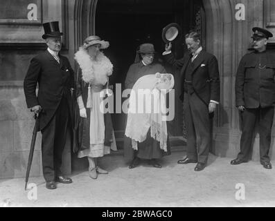 Taufe des Säuglings Sohn von Sir Harry Newton in der Haus der gemeinsamen Krypta-Kapelle . Von links nach rechts , Herr Justice Grantham , Lady Newton, das Baby mit seiner Krankenschwester und Sir Harry Newton . Stockfoto