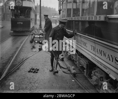 An Orten, wo die elektrische Straßenbahn-System ändert sich von Oberleitungen zu Erdkabeln, laufende Pflüge in Position platziert. April 1924 Stockfoto