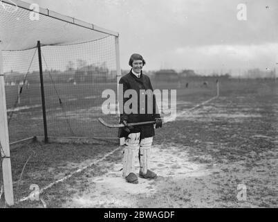 Damen Hockey in Merton Abbey . Miss Winifred Brown (von Leicester), Kapitän der Lancashire-Team gegen Middlesex. 30. November 1929 Stockfoto