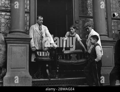 Die Entfernung des National Sporting Club aus seinen historischen Vierteln in King Street, Covent Garden, London. Der Stuhl speziell für "Jolly Jumbo" gemacht, W T Ecclestone. Juni 1935 Stockfoto