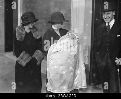 Taufe des Säuglings Sohn von Herrn und Frau A E Lowther in St Peter ' s Church, Eaton Square, London. Foto zeigt ; Frau Lowther , die Krankenschwester mit Baby und Herr Lowther . 12. Januar 1926 Stockfoto