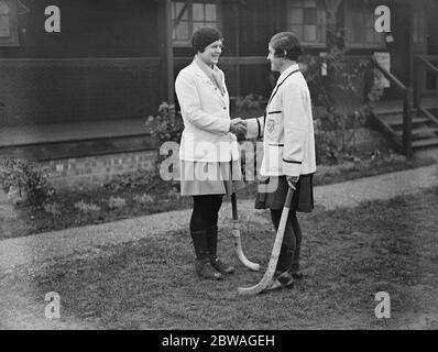 England gegen USA Damen Hockey in Merton Abbey. Die Kapitäne :- Miss A Townsend , USA ( links ) und Miss F i Bryan . November 1933 Stockfoto